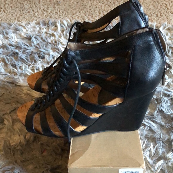 BCBG womens wedge sandals. Size 9 1/2, black sandals. - Picture 2 of 4
